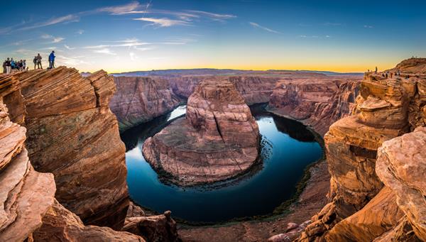 Horseshoe Bend: It has a spectacular panoramic view of the Colorado River.